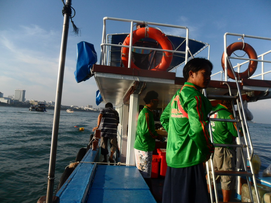 พี่ๆพนักงานชุดเขียวนี่เขาไปทำงานที่เกาะครับ ส่วนเรามาตกปลา อาศัยเรือพี่เขามาอ่ะครับ 555++
 :grin: :