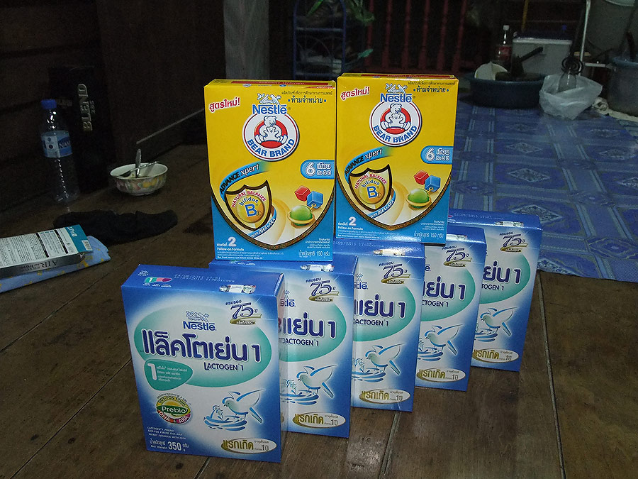 [b]เนี่ยครับ นมผง แล็คโตเย่น1 ที่ป้าเบส เอามามอบให้ เพื่อนำไปมอบให้ผู้ประสบภัยครับ [/b]
 :grin: :gr