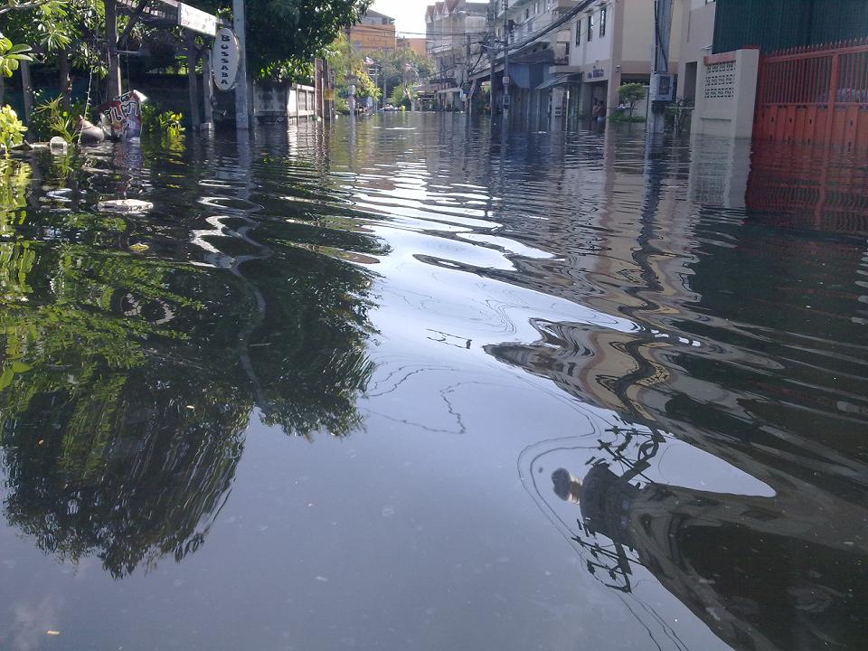 ตามในซอย ด้านหลังของอนุสรณ์สถาน 