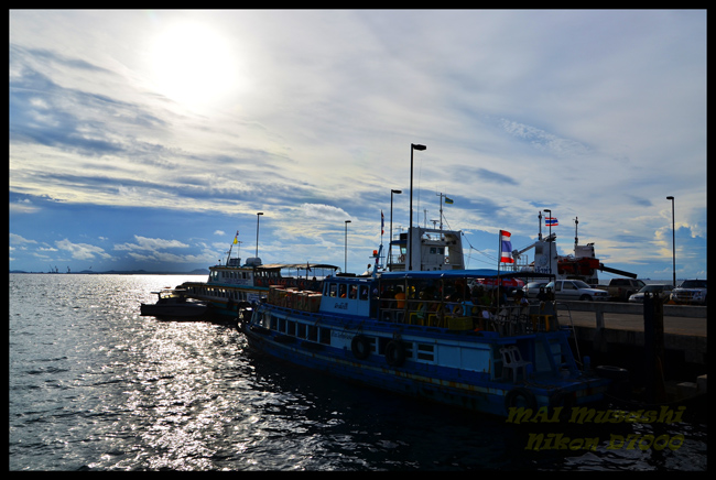 มาถึงเกาะลอยก็เวลาประมาณ 16.40 น.

ที่มาถึงช้าเพราะว่าเลยเข้าตลาดศรีราชา

ไปหาของกิน มาใส่ท้องระ