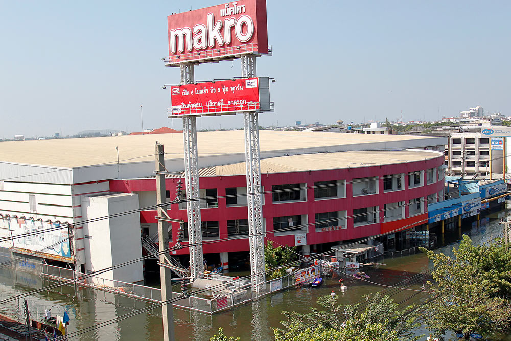 ขับมาถึงช่วนรถติดนี้เป็นห้างmakro ครับ ท่วมหนักจริงๆ