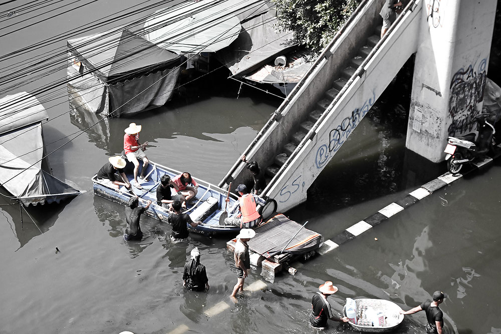 บางคนต้องพายเรือออกมาซื้อของครับ