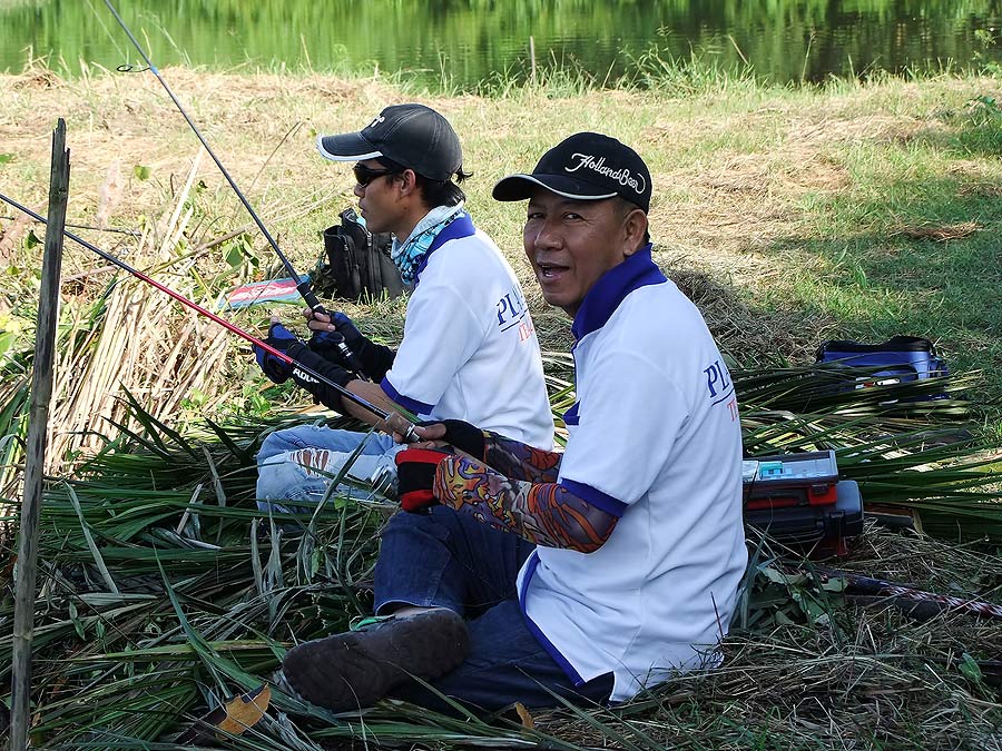 [b]ออกไปทางขวา นี่ก็ลุงป๋อมปลายาง ครับ วันนี้เอาของมาแจกด้วยครับ ขอบพระคุณอย่างสูงครับ อิอิ[/b]
 :c