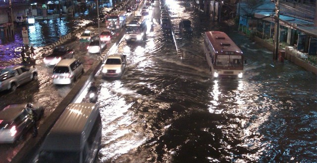 น้ำคลองเปรมฯทะลักท่วมแยกพงษ์เพชร