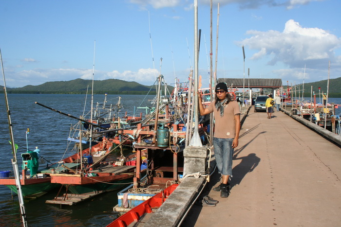 

                           หนุ่ม อ้อ กับ วิว ท่าเรือ  :cool: :cool: