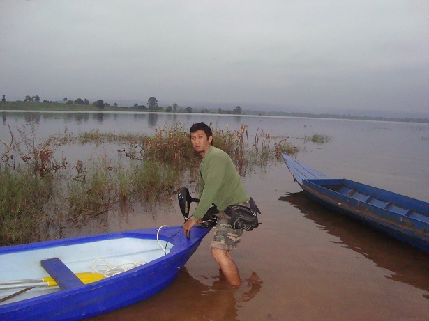 ตื่นมาก็ถ่ายรูปเลยแหมช่วยลากเรือหน่อยสิครับเพ่หนักเด่อ :angry: