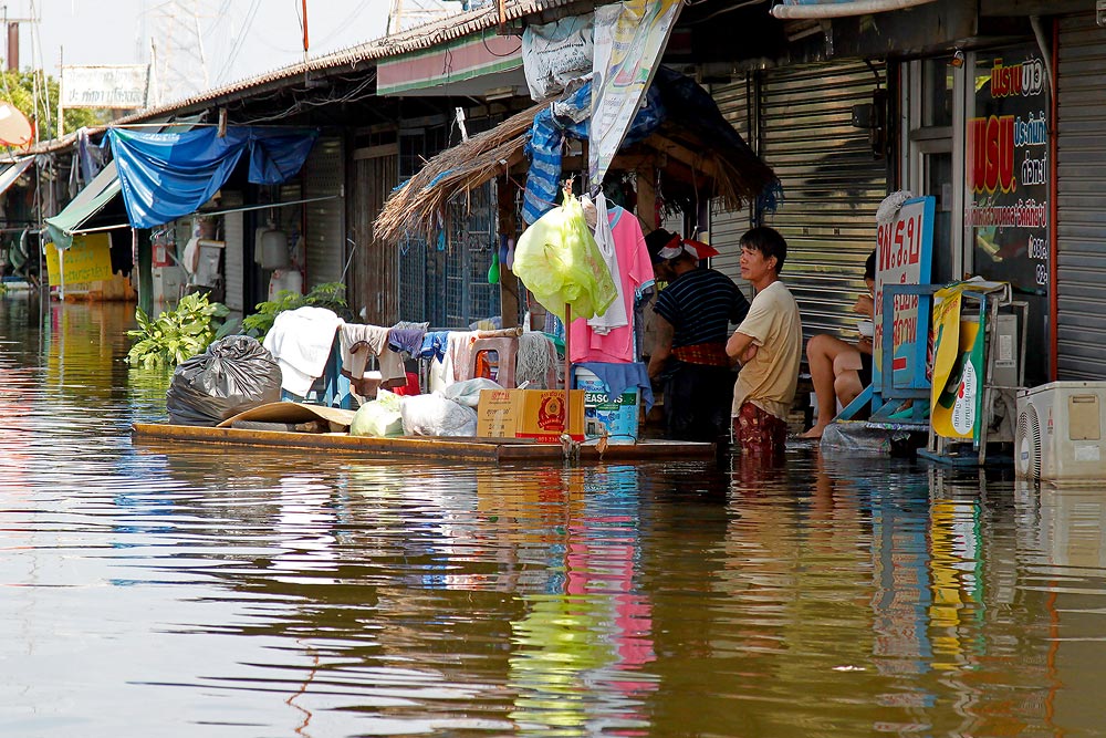 ลงสะพานทางด่วนไป อันนี้ซอยทางขวาของทางครับ ผมไม่รู้ชื่อซอย