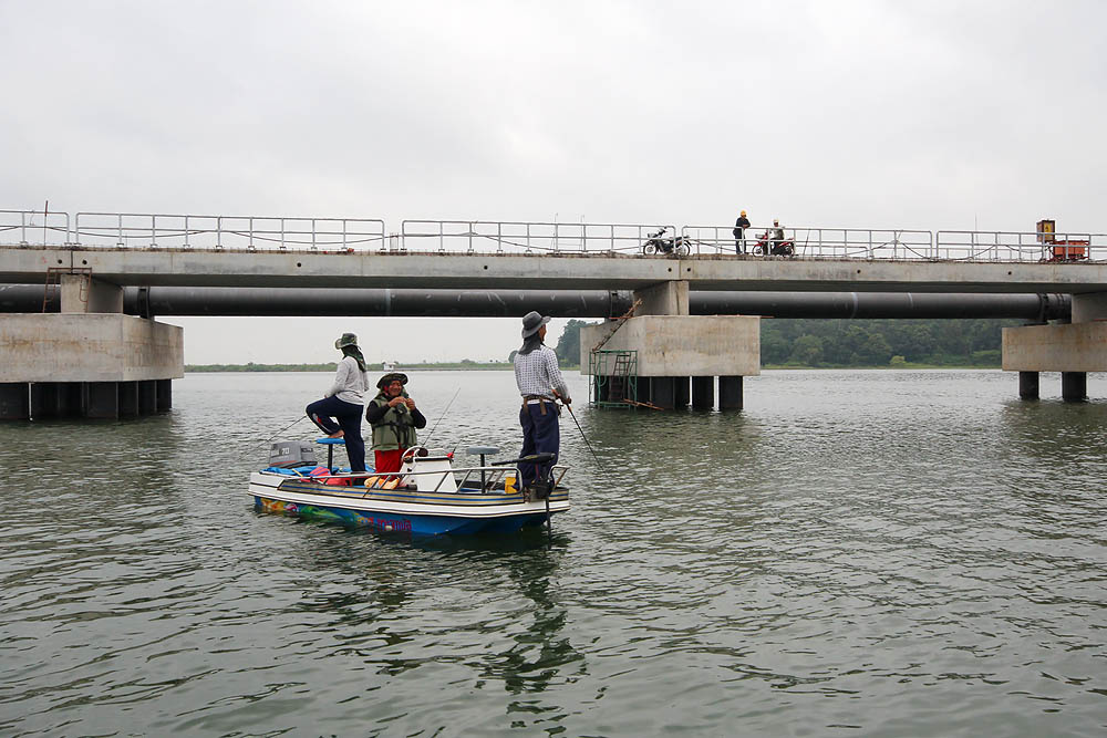 ใกล้ๆกับสะพานเหล็กก็เห็นเรือของป๋าเหนาะลอยลำอยู่
โดยมีพี่รงค์และลูกชายพร้อมด้วยน้ามิตร กำลังเลียบๆเ