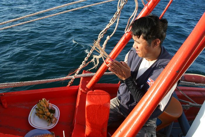 

                       ไหว้แม่ย่านางเรือ  ช่วยหาปลาให้ได้เยอะ ๆ หน่อย มาหลายคน อะ คับ... :cheer: