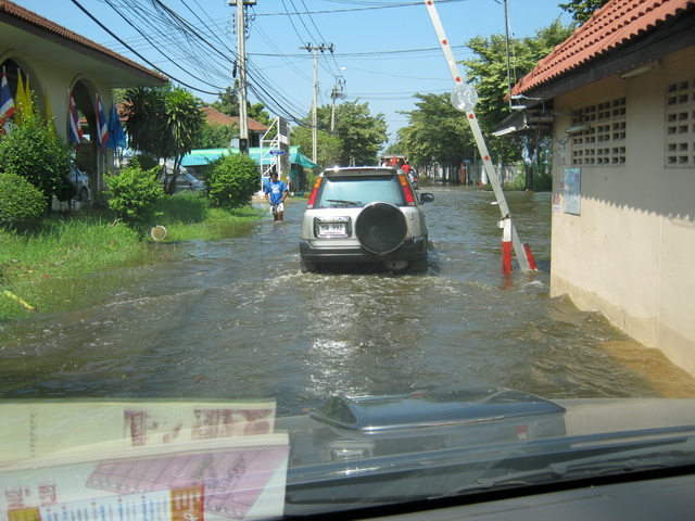 ตัดมาทางเข้าหมู่บ้านเลยคับมะเช้ามืดยังไม่ขนาดนี้แต่ตอนนี้เริ่มละ :mad: