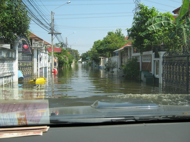 ข้างในๆหน่อยมันเตี้ยกว่าถนนมากเลยไปไวเลยคับ :frown: