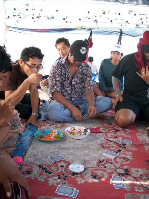 กินของว่างกันไป ดูดวงกันไปเพลินๆ  :laughing: :laughing: :grin:

