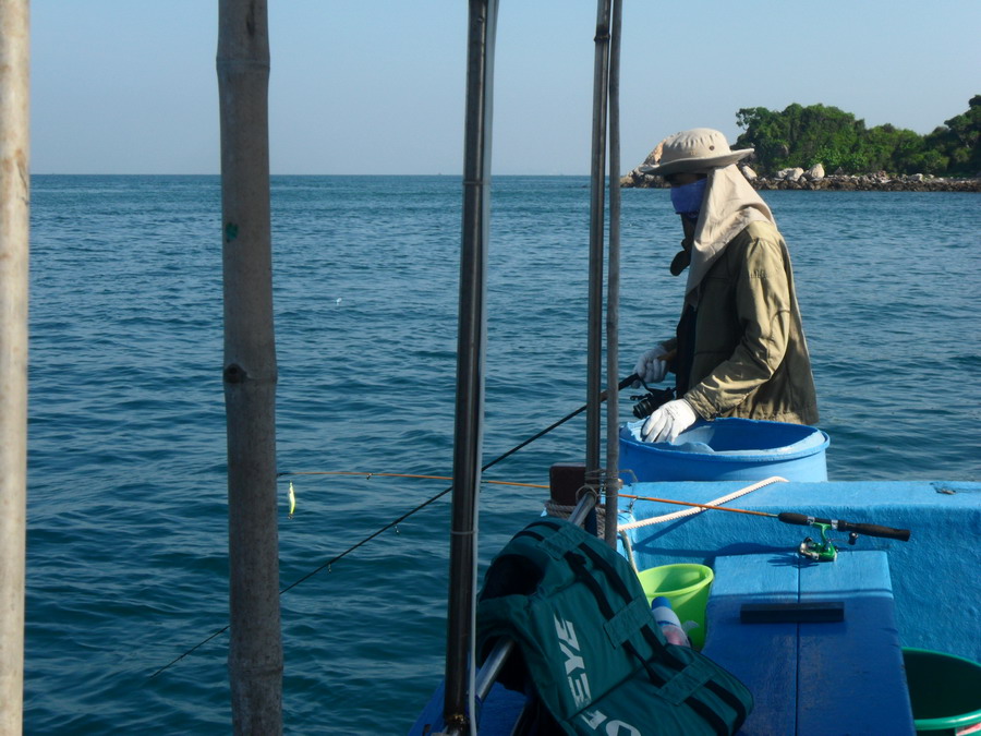 วุดดี้ หนีไปอยู่ท้ายเรือแล้วครับ 
 :cheer: :cheer: