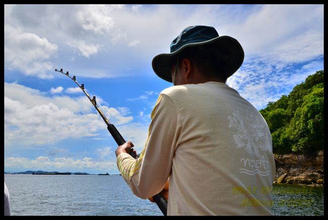 วิ่งเรือออกมาได้ซักพัก 

เสียงรอกสายทรอลิ่งก็ดังมาจากท้ายเรือ


 :smile: :smile: :smile: :smile