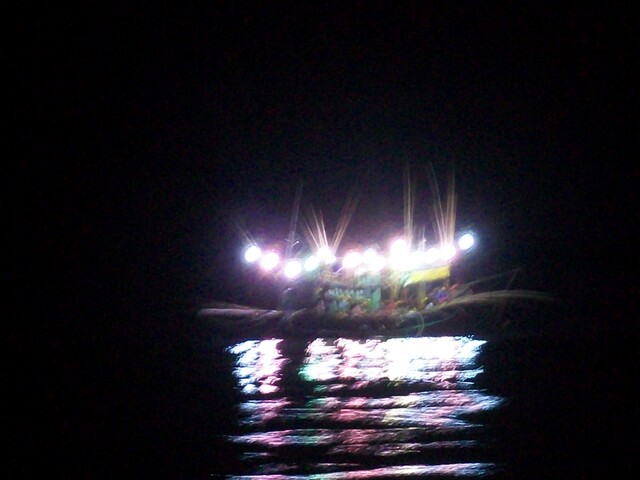 วมาต่อกันครับ วิ่งมาเจอเรือปั่นแบบแปลกๆ มีแขนยาวอยู่รอบเรือ ไม่เคยเห็นเหมือนกันครับ  :grin: