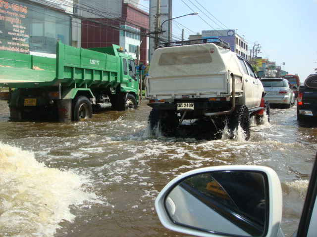 ผมเลยไปรับน้าพีทที่คลองรามอินทรา เอ้ย!!! ถนนรามอินทรา ใกล้บ้านผมมาทุกทีแล้วครับ :ohh: :ohh: :ohh: