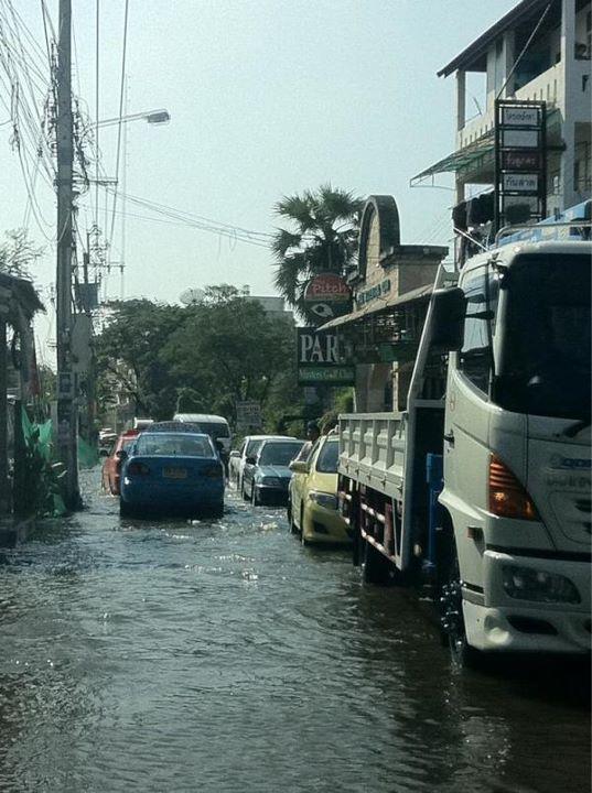 ำขึ้น ให้รีบบอก

16.00น. ซ.เสือใหญ่(รัชดา36)น้ำท่วม10-15ซม. บริเวณแยก9,11ทะลุออกวังหิน(แนวน้ำล้นจา