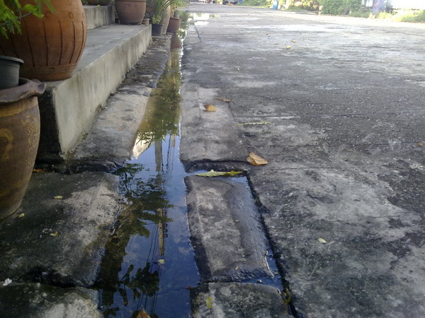 หน้าบ้าน  ท้ายหมู่บ้านขึ้นมาตามท่อระบาย  