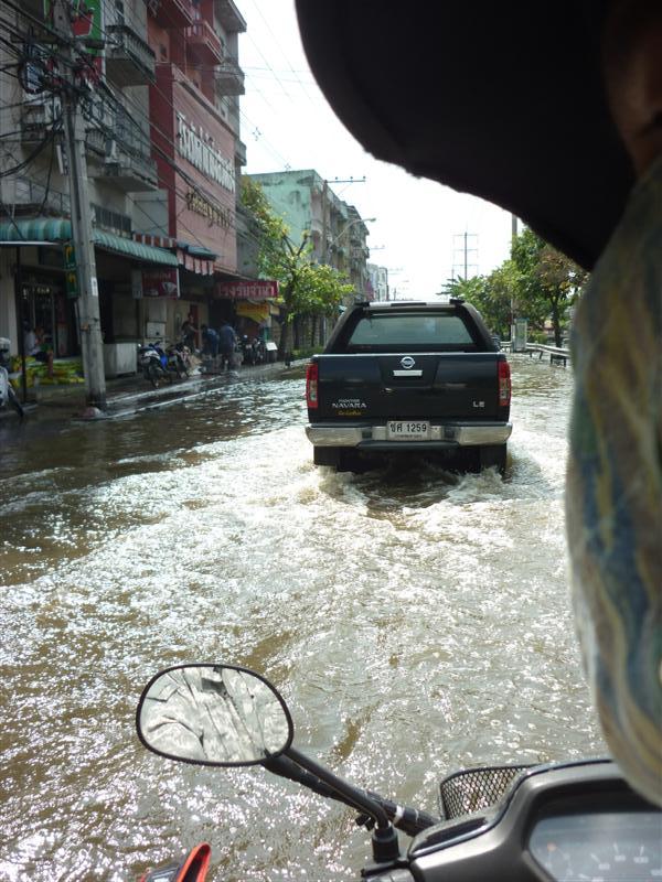 บางจุดน้ำสูงมิดท่อแต่ก็ไม่เท่ากับคลื่นน้ำที่รถฝั่งตรงข้ามวิ่งซัดเข้ามาน้ำอัดเข้าเสื้อและหัวเทียน  :s