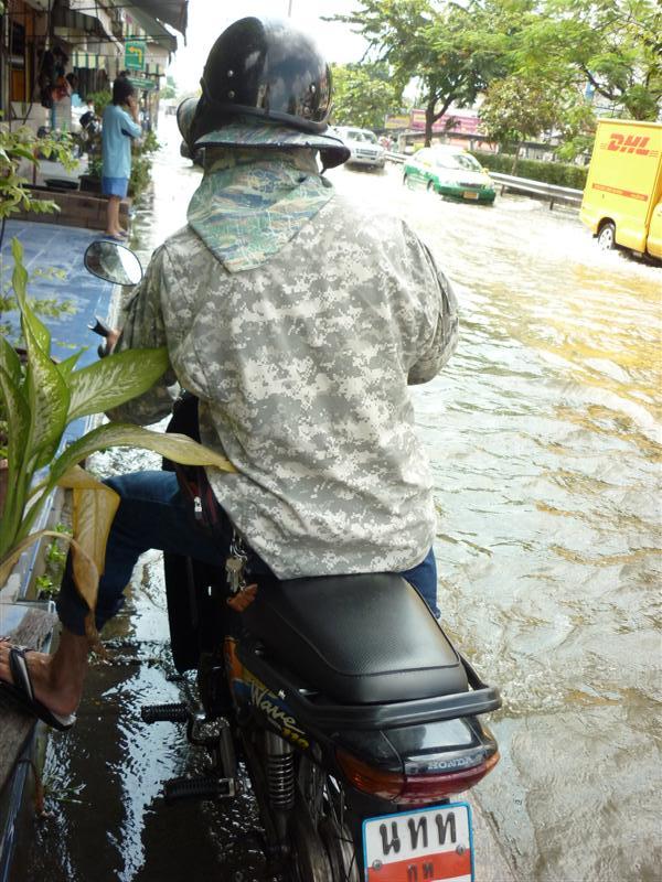 เรียบร้อยครับ  :sad:  ต้องขึ้นมาจอดบนฟุตปาธก่อนน้ำตื้นหน่อย