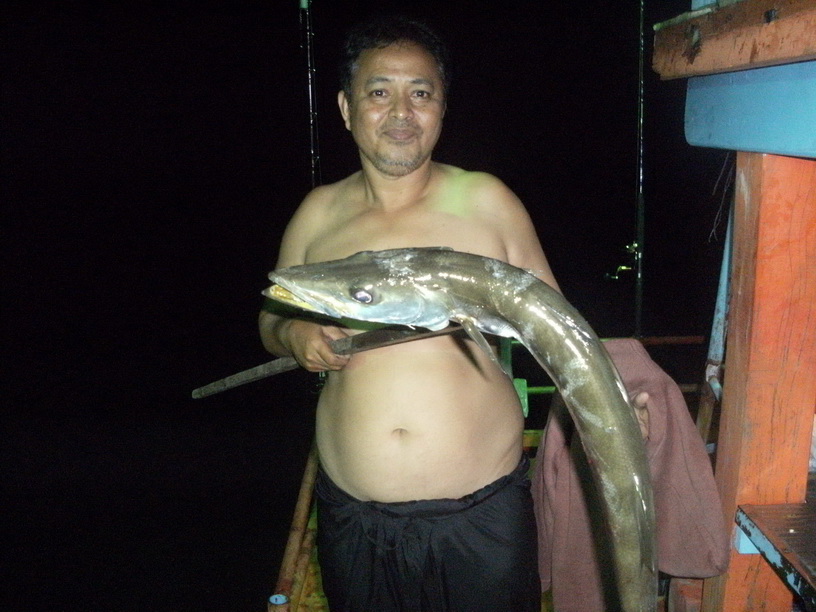 ท้ายเรือ พี่จ่าเอาขึ้นมาอีกตัว

