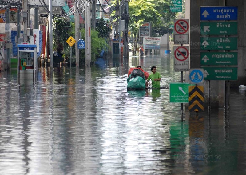 ขณะที่ บริเวณแยกอรุณอัมรินทร์ซึ่งมีระดับสูง น้ำไม่ท่วม แต่ถนนโดยรอบทั้งทางขึ้นสะพานพระปิ่นเกล้า สะพา