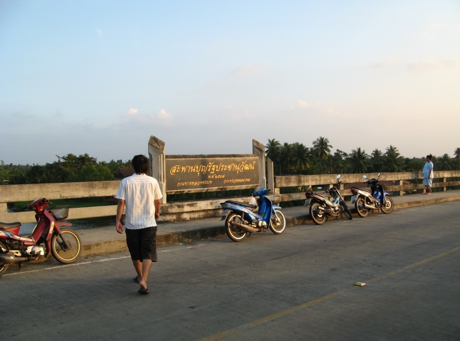 ไปกันต่อครับ สะพานนี้อยู่เลยโรงเรียนนายร้อยสามพรานเข้ามาจากถนนเพชรเกษม :grin: