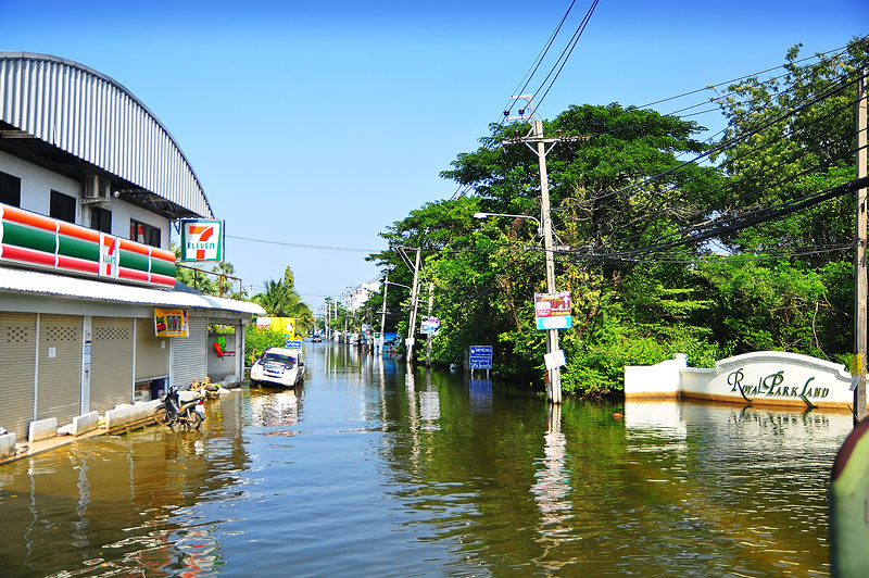 สามสี่วันนี้น้ำลดลงทุกวันครับ สังเกตุจากรอยน้ำตรงป้ายหมู่บ้าน