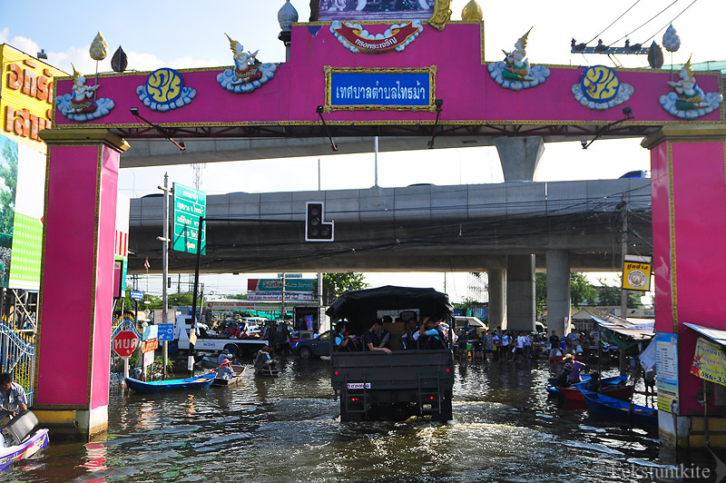 ลาด้วยภาพนี้ ขอให้น้าๆทุกท่านชาวนนทบุรีและทุกที่ที่น้ำท่วมโชคดีครับ  วันนี้น้ำก็ลดลงอีกเรื่อยๆ อีกไม