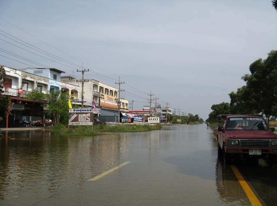 ข้างหน้าน้ำท่วมลีก ไปได้แต่รถใหญ่กับเรือครับ