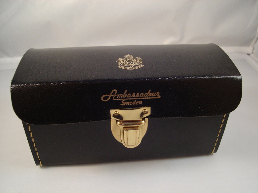 **เปลี่ยนเป็นสีดำ (synthetic leather ) แต่ยังใช้เข็มขัดสีทองอยู่  เริ่มใช้ตั้งแต่ปลาย 1970 จนถึงปลาย