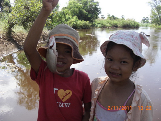 เด็ก ๆ รีบวิ่งมาขอถ่ายรูปคู่กับปลา :grin: :grin: :grin: