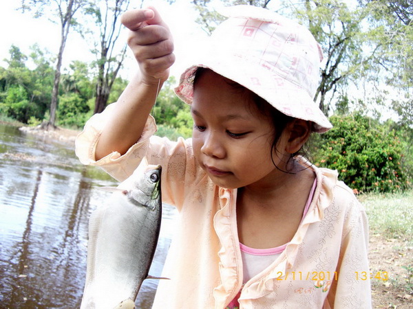 หลานสาวอีกคน น้องเอ๋ย ขอดูปลาใกล้ ๆ :grin: :grin: :grin: