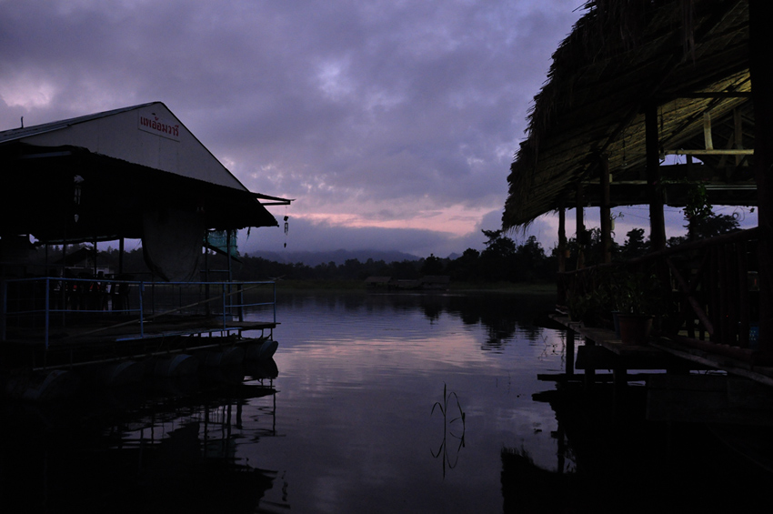 เดินทางออกจากเชียงใหม่ราวๆ ตี 3 เพราะว่าวันนี้เราเอาเรือยางไปกะว่ากว่าจะประกอบซื้อข้าว ซื้อน้ำ ประกอ