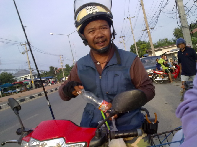 เย็นแล้ว หันหัวกลับบ้านดีกว่า

ได้น้ำเย็นๆ เข้าไป หน้าตาดีขึ้นเลยน้าแก :grin: