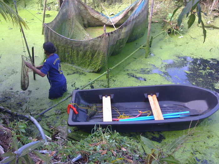 ลงไปอยู่ในเรือละครับ ใหญ่ไหมละ  :laughing: :laughing: :laughing: