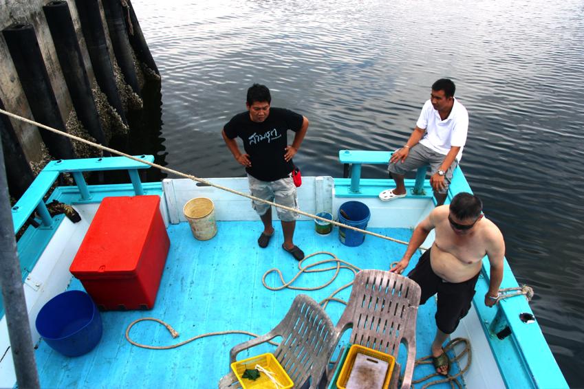 พื้นที่ท้ายเรือกว้างขวาง สะอาด กระบอกพักคันตามกาบเรือมีให้เยอะมาก พื้นเรือไม่ลื่นแม้เปียกน้ำ แต่กาบเ