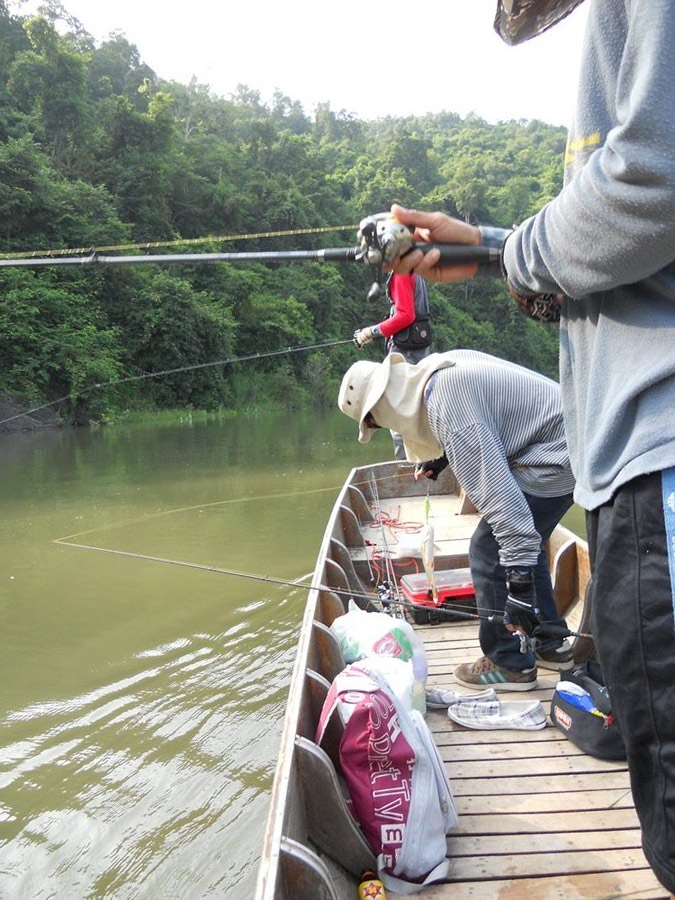 
   น้าฐิน โดนไปอีกคน... จริงๆแล้วโดนกันแบบนับไม่ทันเลยครับ ....   กัดเรียงหน้ากระดาน ไม้ต่อไม้ ยาว