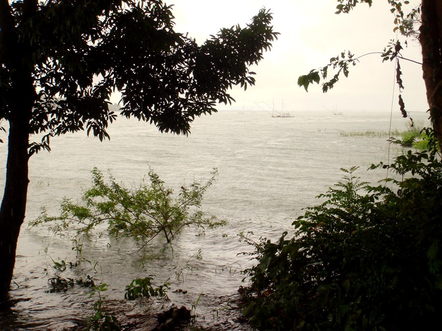 ฝนมาครับ....กำลังเพินเลย...ต้องหามุมหลบก่อนครับ  :grin: