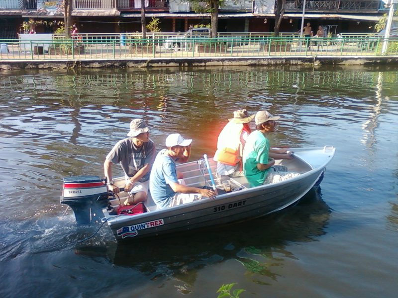 เพื่อนๆเอาเรืออลูออกสำรวจ คลอง เห็นคนขับเรือมันบอกว่าเกิดมาไม่เคยขับ ผมเลยไม่ไปกะมัน กลับมาเห็นบอกว่