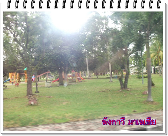 บรรยากาศระหว่างทาง สนามเด็กเล่นเยอะมากคับ มีทุกที่เลย