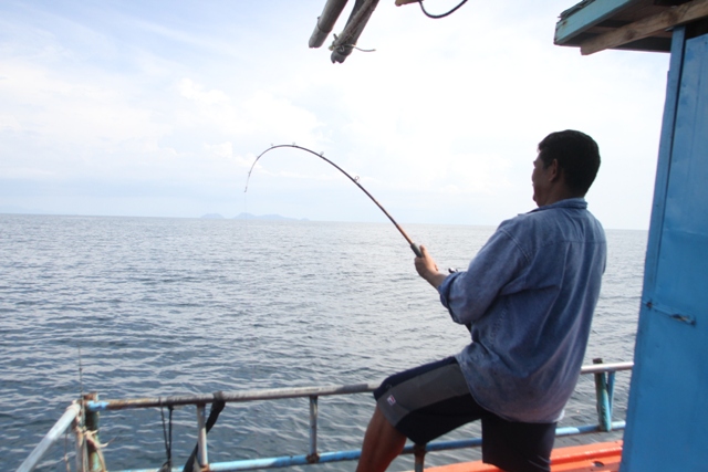 ทางท้ายเรือพี่ผลก็กำลังอัดอยู่