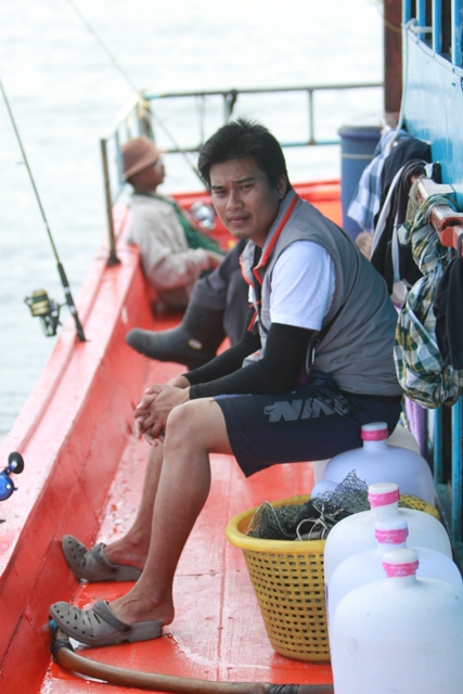 น้องวิทย์นั่งเฝ้าคันเบ็ด