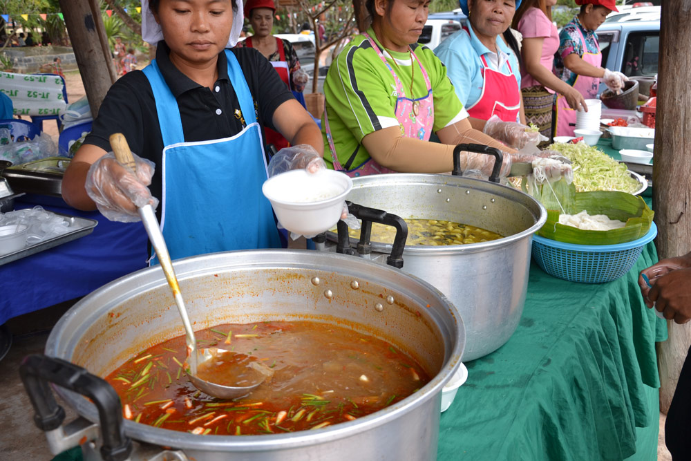 นี่อยู่อีกศาลานึงครับมีของกินเหมือนกัน

 :grin: :grin: