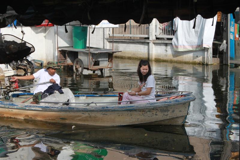 ตอนนี้เรือคือสิ่งที่อำนวยความสะดวกได้ดีที่สุดครับ บางคนเปลี่ยนวิกฤตให้เป็นโอกาสแต่ยังไงก้อขอเป็นกำลั