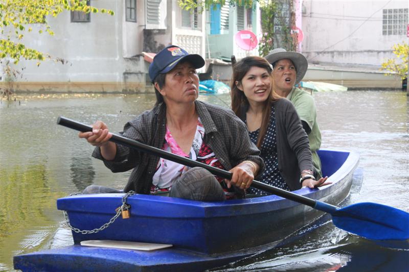 3สาวกลุ่มนี้กำลังจะพายเรือไปข้างนอกครับ สังเกตคนพายหลังสุดสิครับรู้เลยว่าเหนื่อย