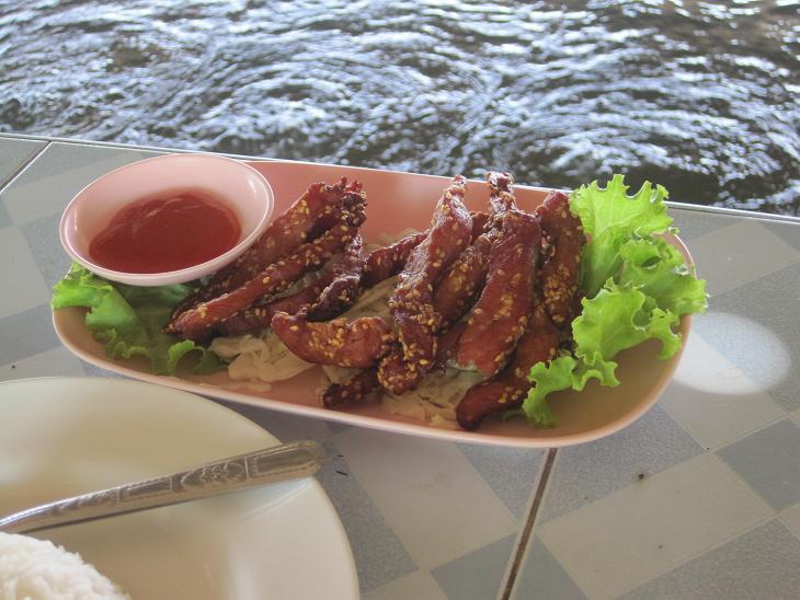 ระหว่างนั่งรอหาอะไรเคี้ยวเล่น หมูแดดเดียว..น่ากินเป็นบ้าเลย.. :blush:
