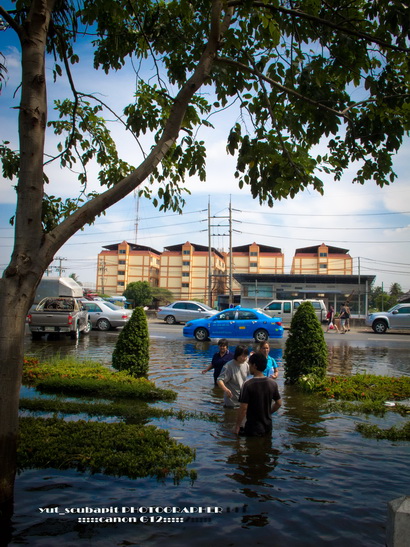 ระหว่างประกอบเรือชาวบ้านที่อบพยบก็เดิบข้ามมาน้ำขนาดเอวเลยครับ