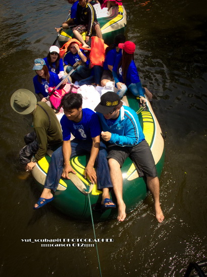 เอาของไปแจกให้ผู้ประสบภัยเต็มลำเรือเลยครับ น้ำใจงามจริงๆ