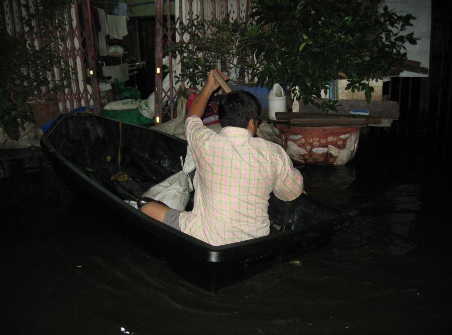 อีกซะรอบเลย  นานๆจะได้พายเรือหน้าบ้านซักทีไม่เคยท่วมหนักแบบนี้ เด๋วเสาร์นี้จะไปหัดพายเรือเล่นที่บ้าน